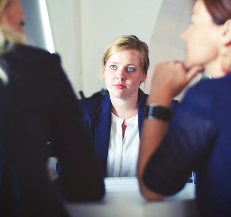 Mediation zwischen Konfliktparteien Eine Mediatorin begleitet zwei Konfliktparteien lösungsorientiert.